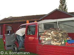 ... Holz fr das Lagerfeuer abgeladen.