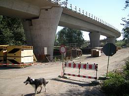 an der Brückenbaustelle zur Ortsumgehung Schönebeck; Ingenieure des Büros Dr. Löber waren an der Planung dieses spektakulären Bauwerks beteiligt und Martin ist hier doch ein bißchen stolz auf seinen Arbeitgeber (siehe auch Seite 14 des Links)