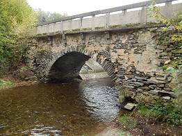 Die »Egersche Brücke« ist eine aus Natursteinen ausgeführte zweibogige Straßenbrücke, die eine der ältesten Handels- und Poststraßen im Vogtland verbindet.
