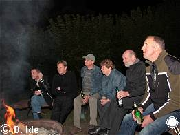 ... und Zuhören am Lagerfeuer. ... und Zuhören am Lagerfeuer.