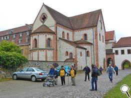 Vorbei an der Basilika Hl. Kreuz, eine der am besten erhaltenen romanischen Großbauten östlich der Saale.