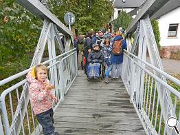 Während die ersten schon auf der Wackelbrücke sind ...