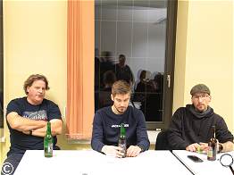 drei Mnner und ihr Bier