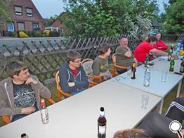 warten auf Salat und Würstchen warten auf Salat und Würstchen