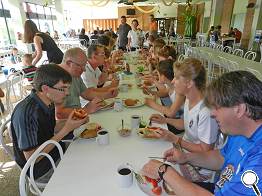 ... an langer Tafel.