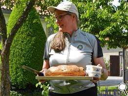 Begrung mit Brot und Salz (auf Schmalz)