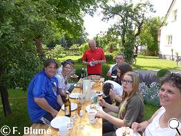 ... und das mit leckerem Kuchen, Kaffee ...