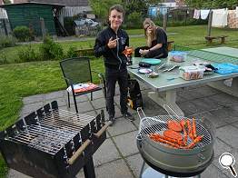 junge Grillmeister