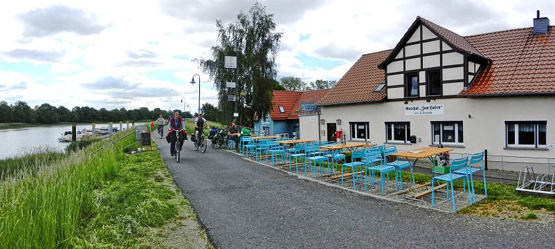 Am Gasthof "Zum Hafen" vorbei fuhren wir auf der Deichstraße Groß Neuendorf entgegen.