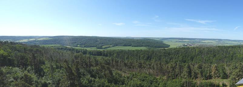 Panoramablick vom Aussichtsturm Mittelberg zum Besucherzentrum Arche Nebra.