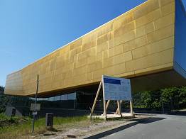 Das 2007 erffnete Besucherzentrum Arche Nebra wurde von den Zricher Architekten Holzer & Kobler als 60 m lange goldene Sonnenbarke entworfen.