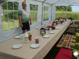 Hier wartet die Belohnung fr alle Radler:innen: Kaffee und selbstgebackene Kuchen.
