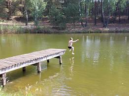 Toni testet das Wasser.