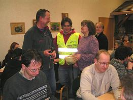 Martin berreicht den Erls an Christine.