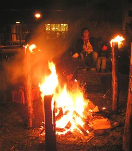 am Lagerfeuer