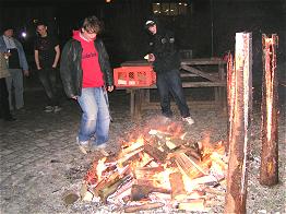 Nachschub fr das Lagerfeuer