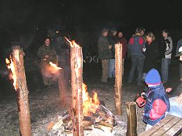 Drauen werden die Schwedenfeuer aktiviert.