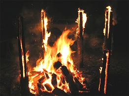 Es ist schn, den tanzenden Flammen zuzusehen.