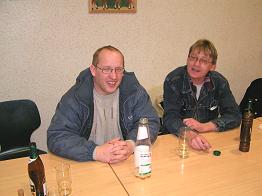 Cousins, die sich nicht so oft treffen, haben endlich mal Zeit, sich zu unterhalten.