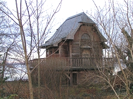 interessantes Bootshaus am See