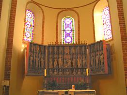 geschnitzter, spätgotischer Flügelaltar; Der Altar, bestehend aus einem Mittelschrein und jeweils zwei Flügeln links und rechts, war an Werktagen geschlossen. Nur an Sonntagen wurden die Flügel mit ihren 16 Tafelbildern aufgeklappt. Sie zeigen Szenen aus der Kindheit Jesu und die Passionsgeschichte. Neben den genannten Bildern ist ein Schrein mit geschnitzten Figuren aus Eichenholz zu sehen.