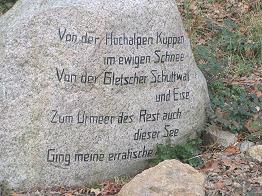 Findling mit folgendem Spruch: "Von der Hochalpen Kuppen im ewigen Schnee Von der Gletscher Schuttwall und Eise Zum Urmeer des Rest auch dieser See Ging meine erratische Reise"