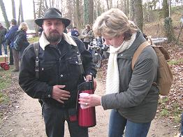 Teeausschank - fotografische Ablenkung sorgt fr Missgeschick.