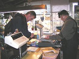 Fisch in unterschiedlichsten Variationen wird gekauft.