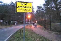 In der Abenddämmerung ist unser Wanderziel fast erreicht.