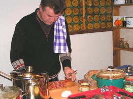 Hubert bereitet seine berhmte Soljanka vor.