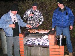 Am Grill werden weitere Leckereien zubereitet.