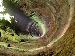 der 3,5 m breite und 152,5 m tiefe Festungsbrunnen