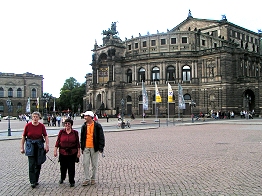 auf dem Theaterplatz vor der Semperoper