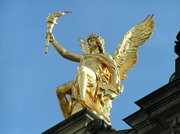 goldener Engel auf der Kunstakademie
