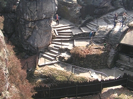 Burghof, rechts das Schutzdach der Zisterne