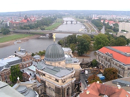Blick elbaufwärts mit der Hochschule für Bild. Kunst, der Carola- und Albertbrücke 