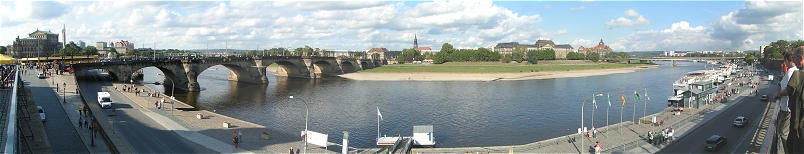 Panorama von der Brühlschen Terrasse; Semperoper, Augustusbrücke, Finanzministerium, Staatskanzlei, Carolabrücke, Dampferanlegestelle