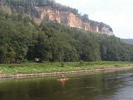 die 1,5 km langen und bis zu 145 m hohen »Weißen Brüche« flussabwärts vor den Bastei-Felsen