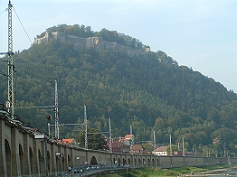 Blick zur Festung Königstein von der Schiffsanlegestelle aus