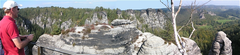 schroffe Felsformationen begrenzen den Wehlgrund mit der im Tal liegenden Felsenbühne Rathen 