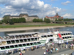 Finanzministerium und Staatskanzlei (r.) auf der anderen Elbuferseite