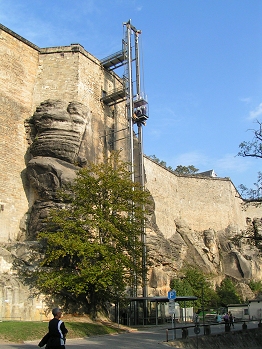 Außenfahrstuhl zur Festung hoch