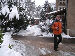 Thomas vor der Herberge