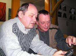 Die neueste GPS-Technik wird begutachtet.