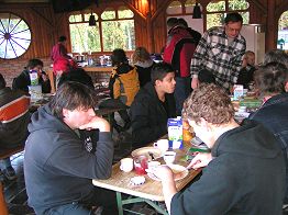 Frühstück im Zelt - es stand mehr auf den Tischen.