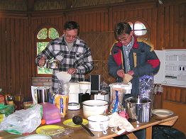 Jürgen und Thomas am Kaffeetresen.