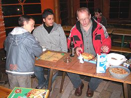Felix, Rahul (Austauschschüler aus Indien, aus Ludhiana im Bundesstaat Punjab) und Uwe