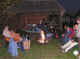 gemütlicher Plausch am Lagerfeuer