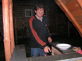 Jan probiert es mit dem Bungalowgrill.