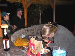Am Großraumgrill versorgte Anke die hungrigen Mäuler.